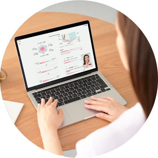 結果画面を見ているイメージ