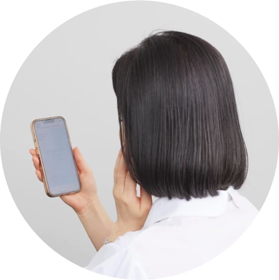 パーソナルビューティープランのページを見ている女性